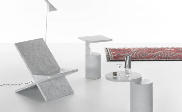 sedia Sultan, tavolino Galata e tavolino Taksim by Konstantin Grcic in marmo Bianco di Carrara, finitura levigata.