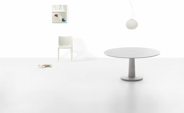 round dining table in marble design by Jasper Morrison