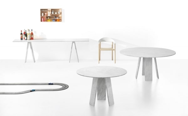 tavolo da pranzo Topkapi 3 by Konstantin Grcic in marmo Bianco di Carrara, finitura levigata.
