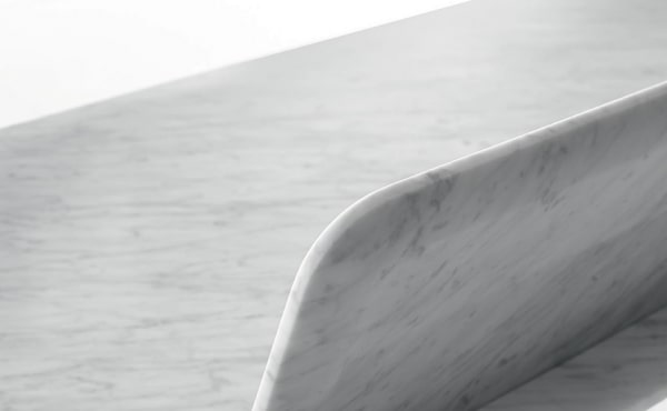 scrittoio Toio by Studio Irvine in marmo Bianco di Carrara, finitura levigata.