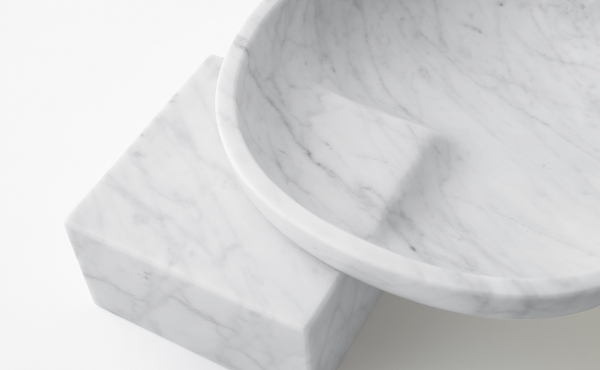 ciotola Underbowl S by nendo in marmo Bianco di Carrara, finitura levigata.