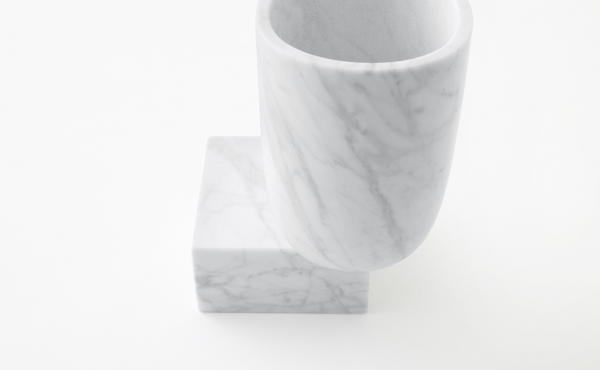 vaso Undervase by nendo in marmo Bianco di Carrara, finitura levigata.