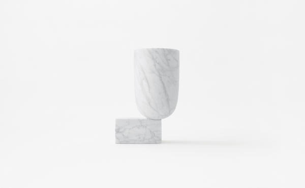 vaso Undervase by nendo in marmo Bianco di Carrara, finitura levigata.