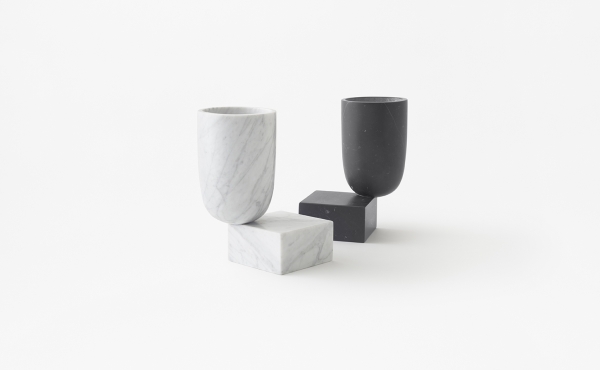 vaso Undervase by nendo in marmo Bianco di Carrara e Nero Marquina, finitura levigata.